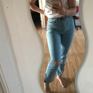 jeans med slit  - (Nypris 504kr) Nya jeans som inte passade mig då strl inte passa mig. Ljusblåa jeans med slit. Modell: straight. Skulle passa någon som är kortare än mig, 167cm, strl 36, men snarare 34