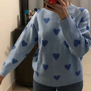 Blå sweater - Jättefin blå sweater. Aldrig använd och i storlek M men passar från Xs-M beroende på hur man vill ha den! 🥰 köp direkt för 250+frakt