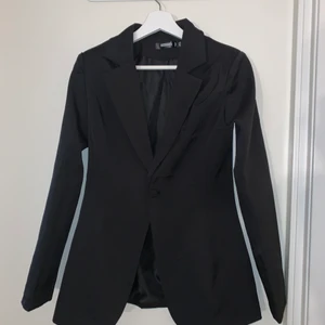 Kappa från missguided  - Jättefin kappa från missguided, fin i passformen, går in i midjan. Aldrig använt. Storlek 34 men passar mig som vanligtvis har 36