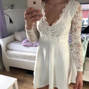 Skolavslutningsklänning - Jag säljer min skolavslutningsklänning💕 Är i väldigt bra skick och endast använd en gång. Priset går att diskuteras✨ Budgivning i kommentarerna om fler är intresserade🥰 frakt ingår❤️