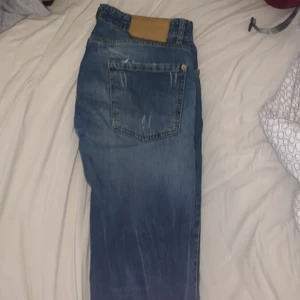 Dsquared2 jeans - Jag säljer ett par fina jeans i storlek 52, passar dig som är runt 170-180cm. Buda