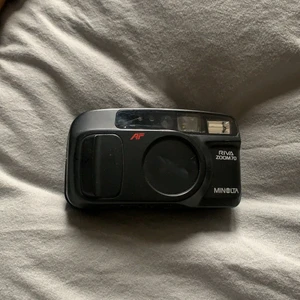 Analog Kamera  - Analog Kamera från Minolta. Ej testad men borde funka, därav det låga priset. Säljare står för frakt.