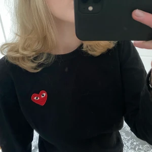 Comme des garcons tröja - Säljer min Comme Des Garcons tröja i fint skick! Köpt på Nk i stockholm för 1000 kr. 