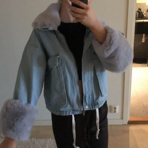 Jeansjacka med päls - Helt ny jeansjacka med avtagbar fyskpäls på armar och krage, superfin men lite för kort för mina armar så säljer därför vidare💕 köpare står för frakt