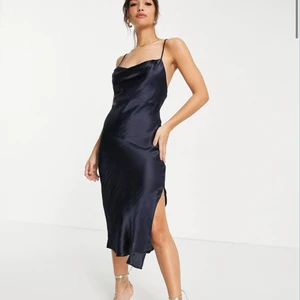 Klänning - Silk marinblå klänning med öppen rygg. Super snygg och smickrande på kroppen, med en skön silky material. Enbart använd 1 gång, så i princip totalt oanvänd!                                                 NOTERA!! Vid leverans av varan (för de som inte bor i Göteborg) blir priset annorlunda (lägre). Diskuteras med köparen.