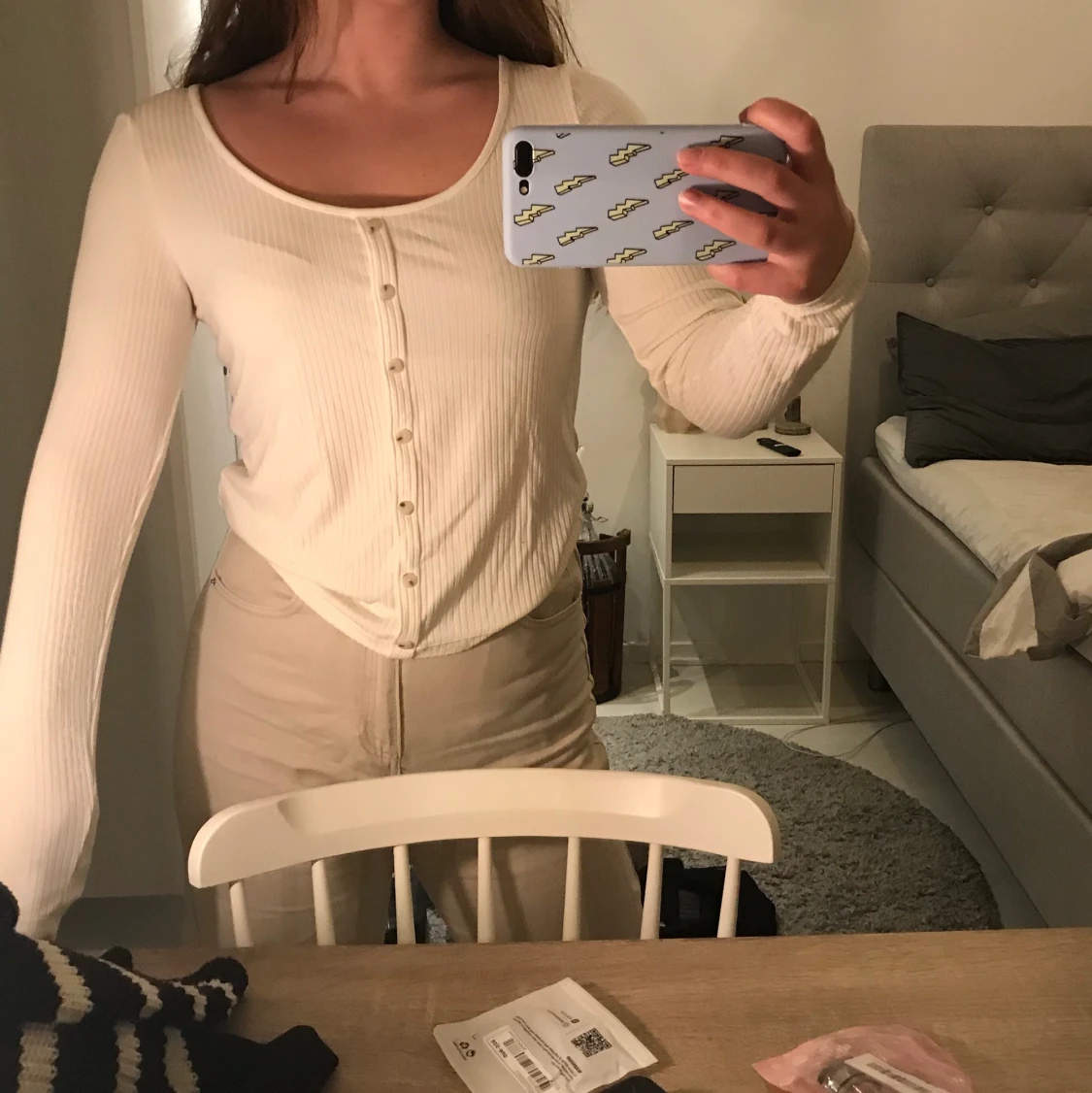 Vit ribbad tröja.  - 90