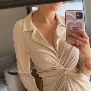 Klänning  - Superfin klänning från H&M (slutsåld) storlek 34 i perfekt skick. Klänningen slutar över knäna💘