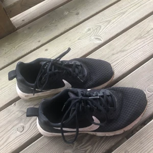 Nike skor - Väl använda men fungerar fortfarande fint!  Storlek 38,5 Hör gärna av er för fler bilder!  Köpare står för eventuell frakt<3