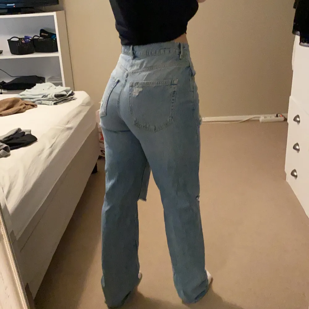 Säljer mina 90 High Waist från Gina Tricot. Älskar dessa jeans och har använt dem 1 gång men insåg att dem är för långa för mig ( jag är 160). 💓. Jeans & Byxor.