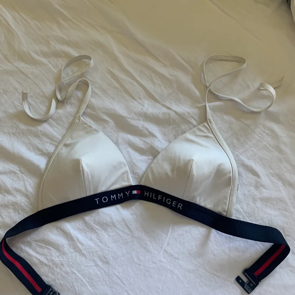 Jätte fin bikini från Tommy Hilfiger tyvärr för liten för mig, nypris 300. Övrigt.