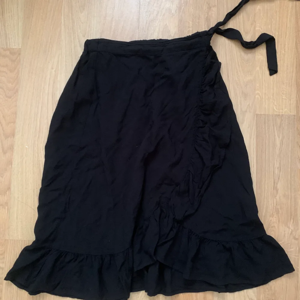 En lite längre kjol från Lindex med resårband där bak.  75kr + frakt 💞. Kjolar.