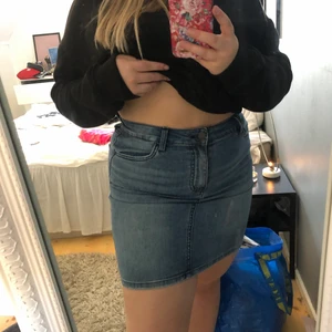 Jeans kjol  - En jeanskjol i färgen blå. Knappt använda. 