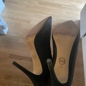 Michaelkors skor  - Michael Kors skor (äkta). Lite slitna i klacken men inget anmärkningsvärt enligt mig och går enkelt att fixa hos en skomakare. Strl 37. 
