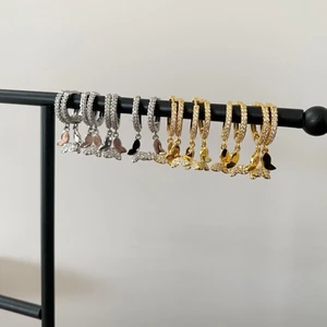Fjärils örhängen  - De perfekta fjärils örhängena! Materialet är sterling silver, priset är 89kr/paret! 🤍🦋✨ ❗️Guldiga är slutsålda❗️