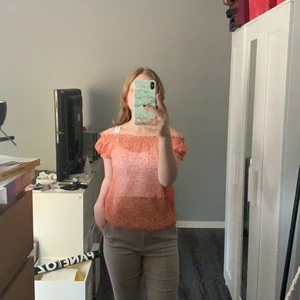 Blommig blus  - Säljer min jätte gulliga blus, står att det är st XL men den passar mig och jag har st S/M så den e väldigt liten i storleken! Ganska genomskinlig och på bilden har jag ett vitt linne under!! Budgivning, köparen står för frakt men kan även mötas i Sthlm/Huddinge! Budgivning startar på 75kr buda minst 10kr+