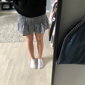 Rutig kjol - Säljer denna superfina & populära rutiga kjol från H&M. Helt ny, aldrig använd & prislappen är kvar. Köpte 2 stycken därav säljer jag en. Storlek M men passar S. Jättefin till sommaren!