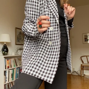 NA-KD blazer - Ball svart o vit rutig blazer med fickor, axelvaddar och vita knappar från Nakd. Bara använt ett fåtal gånger💿