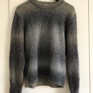 Supermysig tröja från HOPE  - Grå-glittrig tröja från HOPE i superfint skick! Använd ett fåtal gånger, strl 38, säljes för 90 kr. Kan mötas upp i Linköping, eventuellt Stockholm annars står köpare för frakt. 