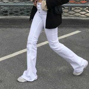 Bootcut jeans  - Vita bootcut jeans från zara, min längd 170cm 