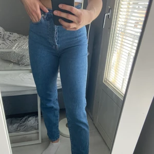 Jeans från NA-KD - Sparsamt använda jeans som tyvärr inte kommer till användning. Stretchiga och jättebekväma. Modellen har hög midja och är raka nertill. Jag är 167 cm lång. 