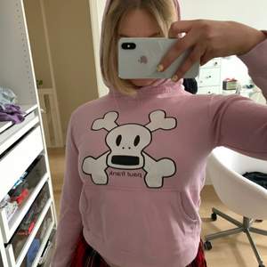 Snygg rosa hoodie från Paul Frank. Den kan inte hittas i butik längre. Den är bekväm dock lite små skador som att storleken har tvättats bort, men passar som en S. Köparen står för frakten 🎀🎀