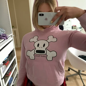 PAUL FRANK HOODIE - Snygg rosa hoodie från Paul Frank. Den kan inte hittas i butik längre. Den är bekväm dock lite små skador som att storleken har tvättats bort, men passar som en S. Köparen står för frakten 🎀🎀