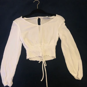 Hollister blus strl xs  - Sjukt söt vit blus/topp älskar denna men den är för liten, testad en gång, original pris ca 400, pris kan diskuteras, du betalar frakten!💗