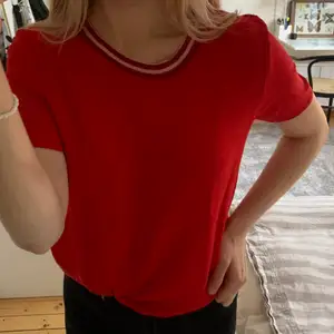 Röd t-shirt från SOAKED med glittrig rosa/röd randig krage i storlek XS. Säljer för 80kr🌷