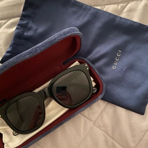 Gucci solglasögon  - Intressekoll på min solglasögon från Gucci, använda ett fåtal ggr, nypris ca 2500kr. Äkta såklart, finns både äkthetsbevis och kvitto.