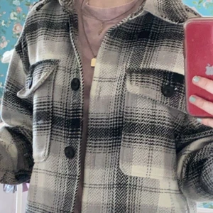 Jacka - Säljer denna jättefina jackan från vero moda. Säljer pga att den inte kommer till användning. Storlek S. Jackan är ganska lång den går ner till låren ungefär. 