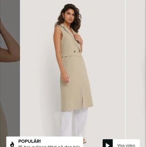 NA-KD x Manon Tilstra - En lång väst med knappar. Aldrig använd helt ny med prislapp kvar. (Bild lånad från NA-KDS hemsida) 