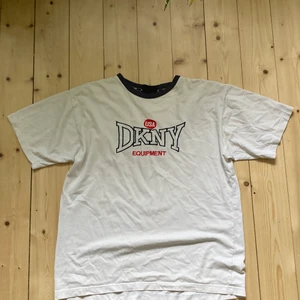 DKNY T-shirt  - Jättefin DKNY T-shirt från secondhand, superskick! Hittar ingen storlek men skulle gissa på M/L