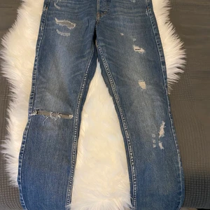 HM Jens  - Lite Strechiga Jens som sitter jätte fint på, oanvända. Ganska långa i längden 