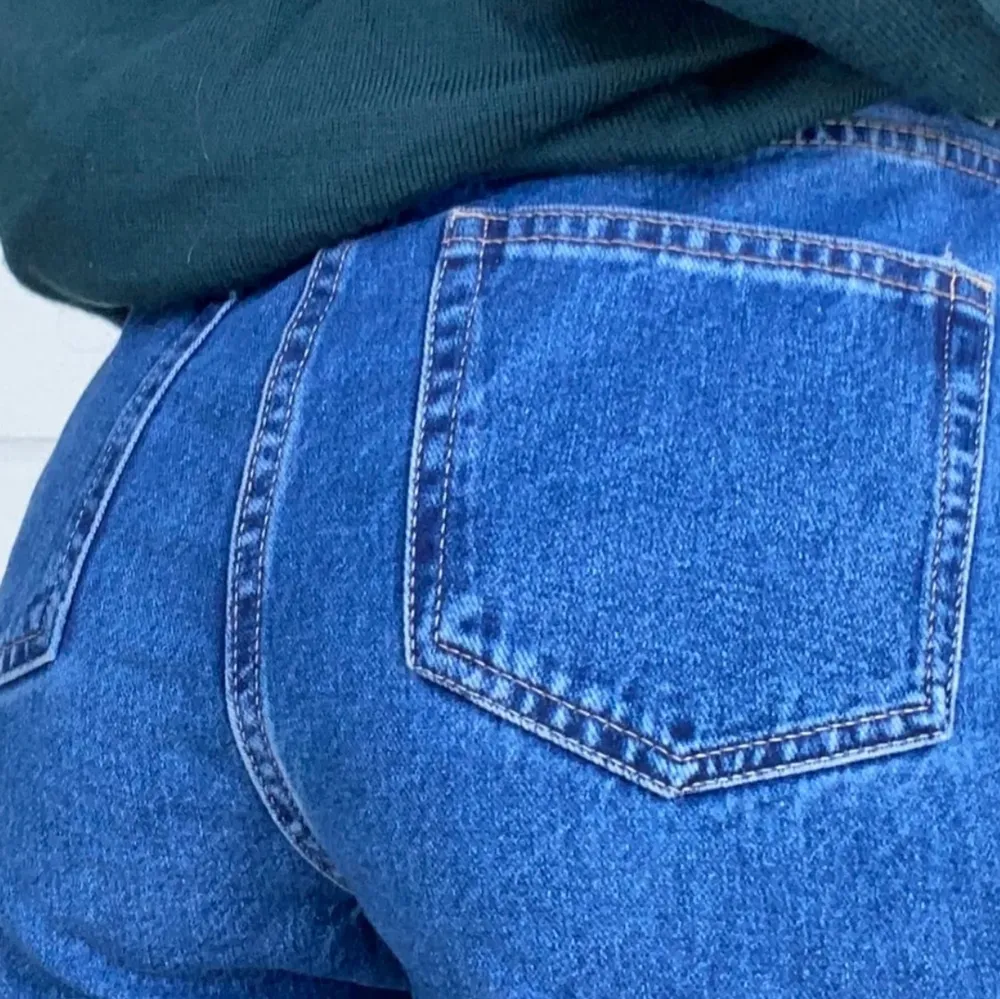 Ska sälja mina helt oanvända jeans ifrån H&m i en SUPERSNYGG blåfärg och med slit där nere🤩 dem har aldrig bara kommit till använding och lappen finns kvar💙 Dem är slutsålda i alla storlekar förutom 40 och uppåt. Dessa är i en strl 32 men skulle säga en 34 också❤️ direktköp: 300 + frakt eller budgivning från 200kr🥰. Jeans & Byxor.