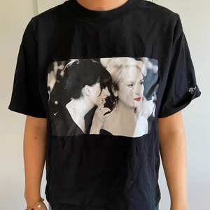 SVART T-SHIRT - En super tuff svart T-SHIRT. THE DEVILS WEAR PRADA 