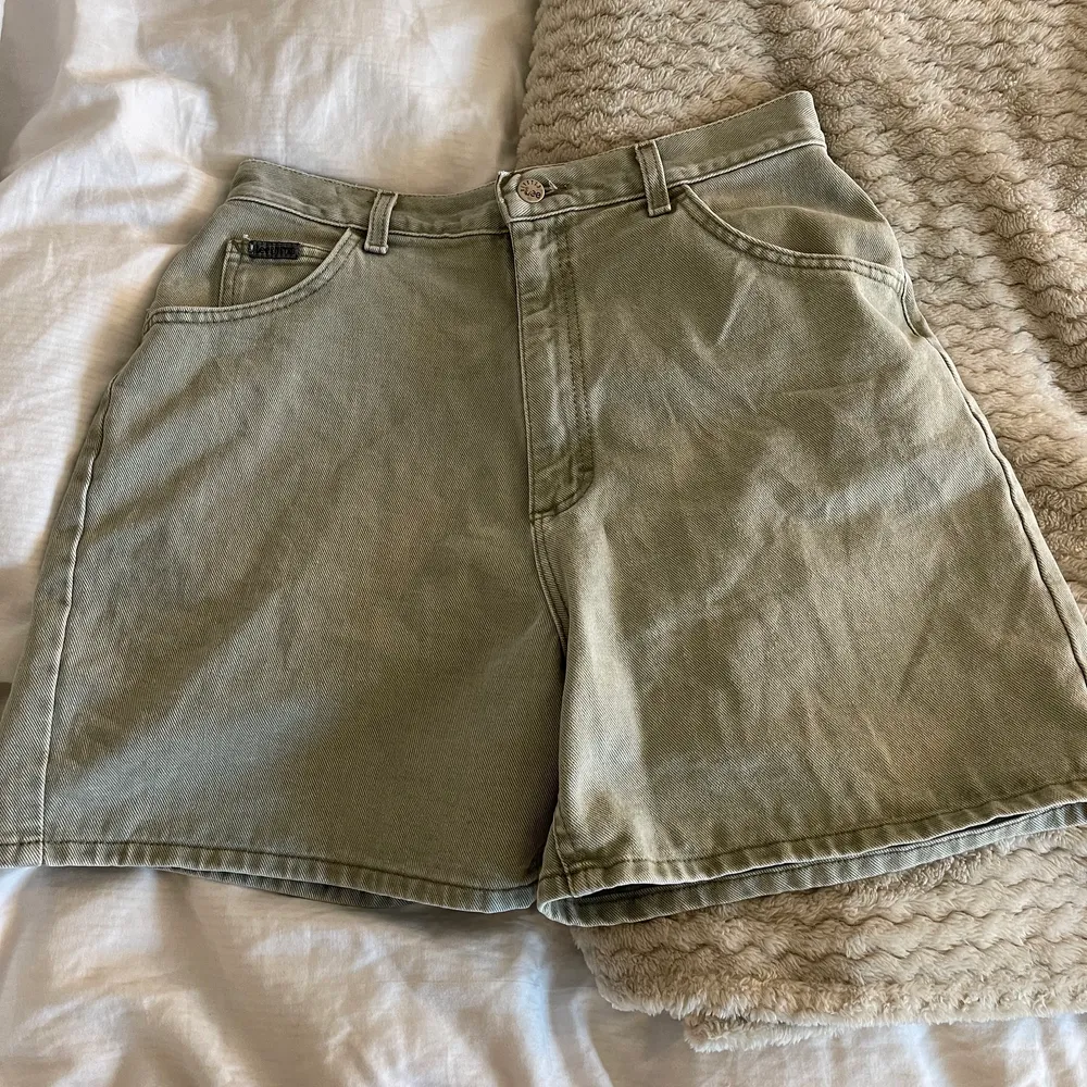 Jeansshorts från Lee i snygg färg! Jag har storlek 38/40 i ZARA jeans ⭐️ Frakt tillkommer, hör gärna av dig vid frågor!. Shorts.