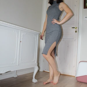 Lager 157 Grå klänning strl. S - Det här är en superfin grå medellång klänning i strl. S. Materialet är väldigt mjukt och tjockt, inte alls genomskinlig! Jag har normalt strl. XS men passar bra på mig. Väldigt bra skick, men använd fåtal gånger. Skriv gärna om du vill ha fler foton eller mer information. 