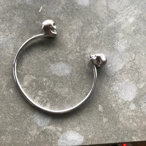 Armband med döskallar - Coolt armband med döskallar på. Går att justera så att den passar just dig. :)