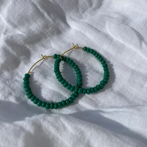 Pärlörhänge - Pärlörhänge i mörkgrönt. Diametern på örhänget är 4cm.💚💚