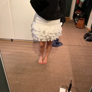 Cool kjol med volanger - En supercool vit kjol från HM som passar bra både till vardags och mer uppklädda tillställningar! Säljes för den inte kommer till användning.         Möts och skickar. Köparen står för frakten.