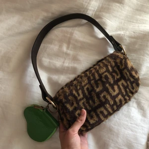 handväska - fet handväska köpt från asos förra hösten. Gratis frakt.