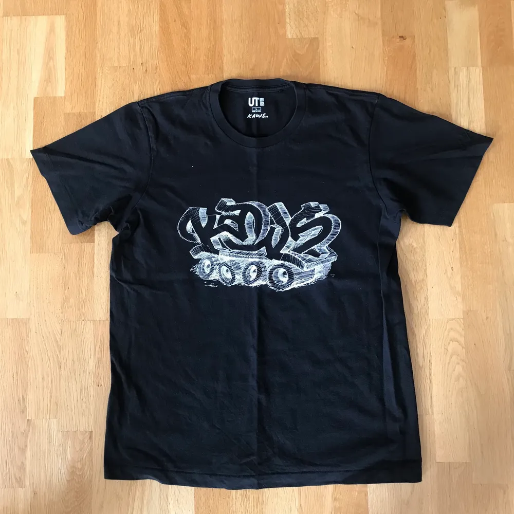 T-shirt från sammarbetet mellan kaws och uniqlo 2019, använd en del, condition 7/10, storlek L. T-shirts.