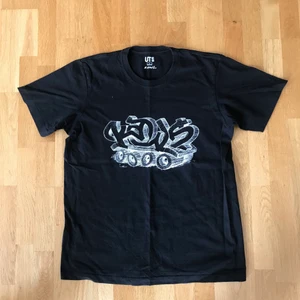 Kaws x uniqlo t-shirt - T-shirt från sammarbetet mellan kaws och uniqlo 2019, använd en del, condition 7/10, storlek L