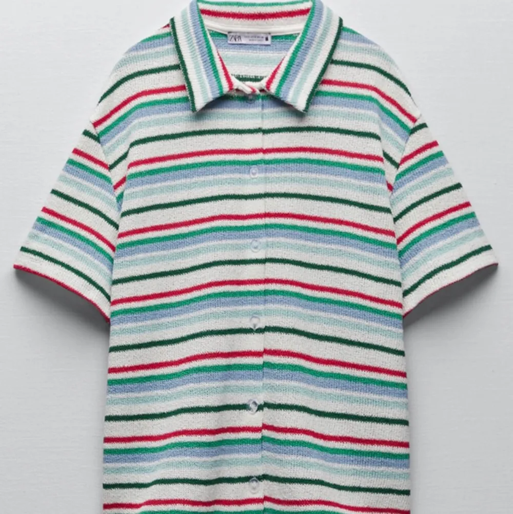 Skjorta från Zara, endast använd 1 gång. Passar mig som är strlk M❤️💙💚. Toppar.