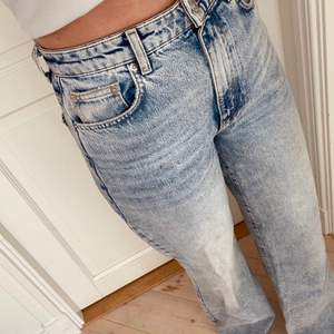 Jeans i modellen ”IDUN” från Gina tricot i strlk 38. Sitter perfekt på mig som är 171 cm lång💗🌈🎀💕