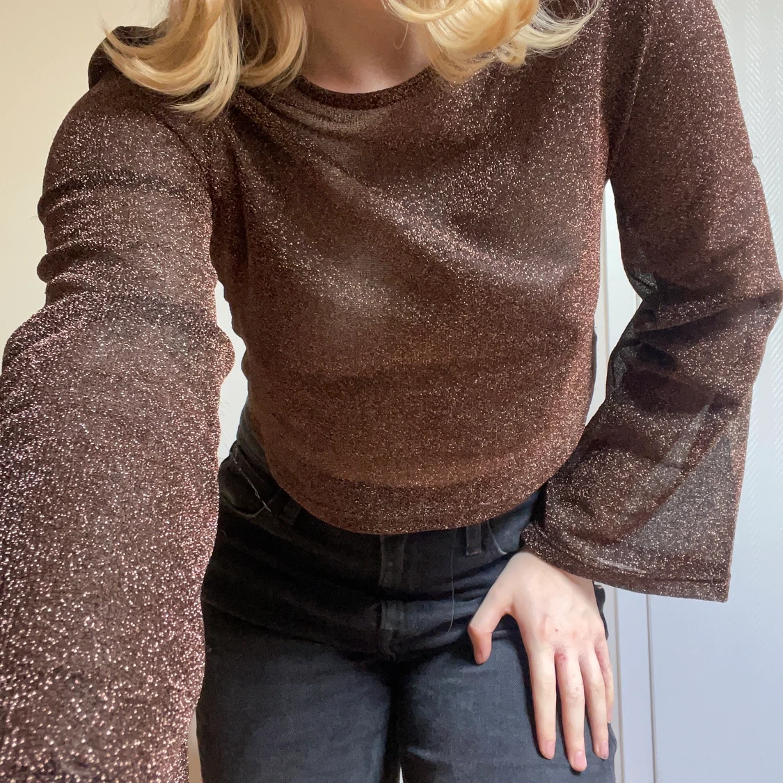 glittrig croppad top med vida ärmar - 90