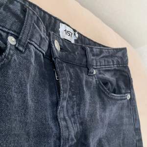 Svarta fina Jeans i storlek S som sitter i midjan perfekt. Köpt från lager 157. Frakt 45kr!