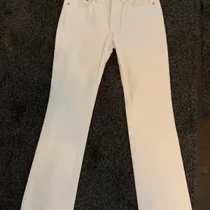 Fina crocker vita utsvängda jeans!