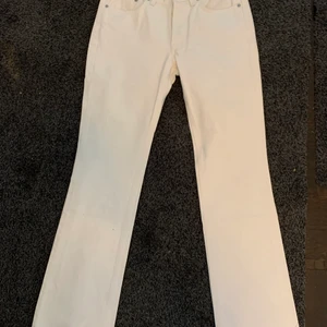 Crocker utsvängda jeans - Fina crocker vita utsvängda jeans!