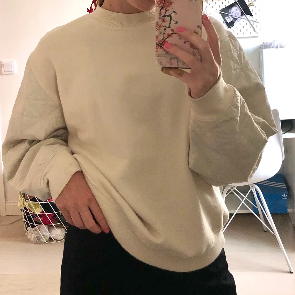 Snygg beige sweatshirt med coolt tyg på ärmarna!! Köpt på Åhléns (märket är Carin Wester). Helt oanvänd!🤍 storlek Medium men sitter även snyggt på small och large 💞. Tröjor & Koftor.